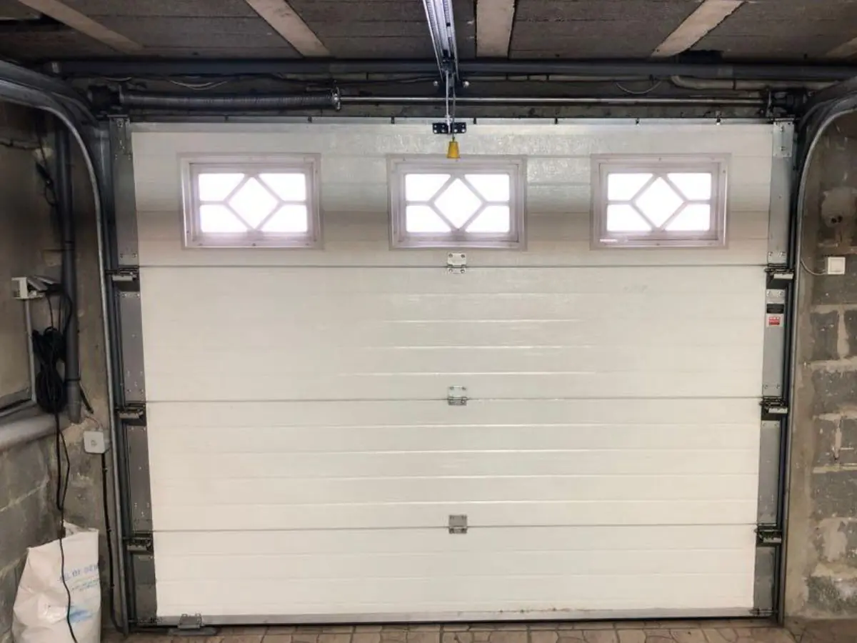 Porte de garage sectionnelle avec hublots Quetigny