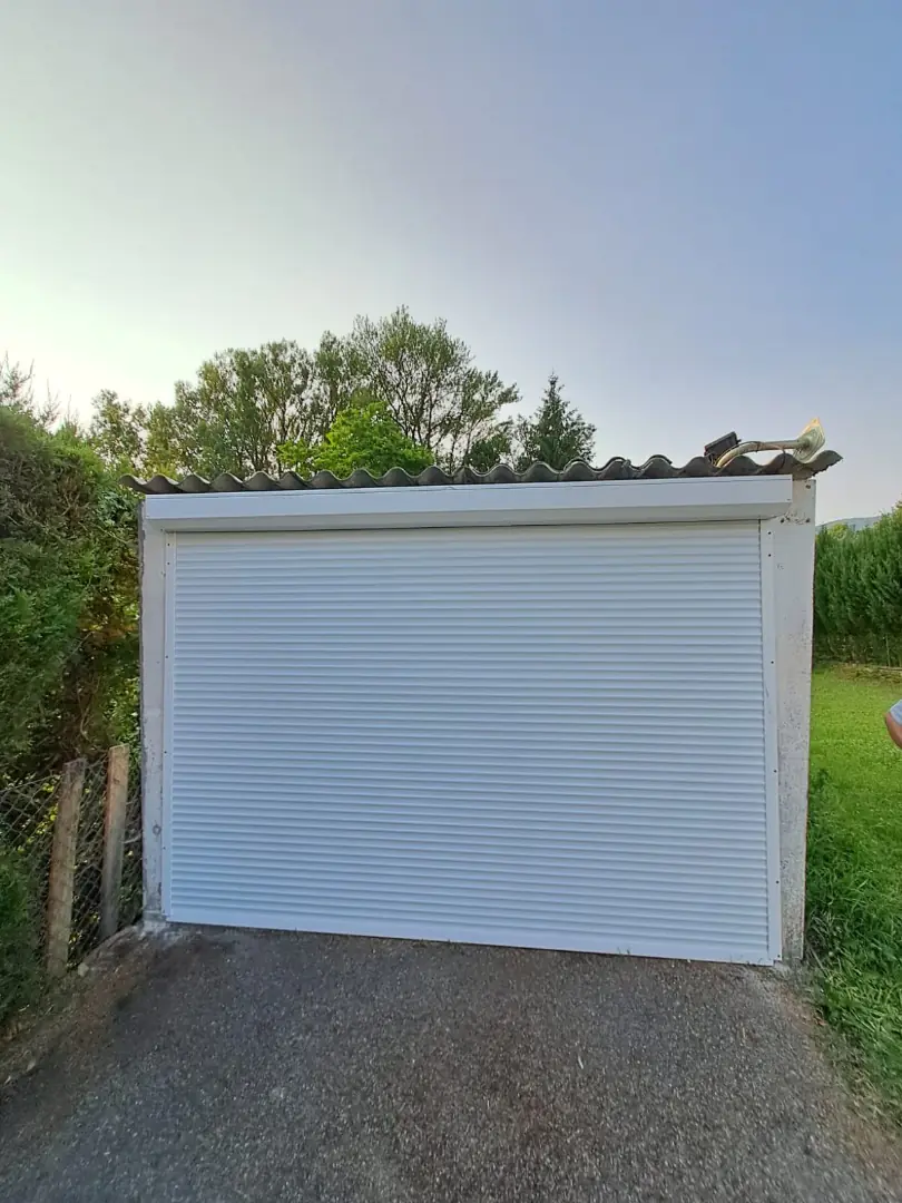 Réparation porte de garage enroulable Sens par l'équipe METAL 2000