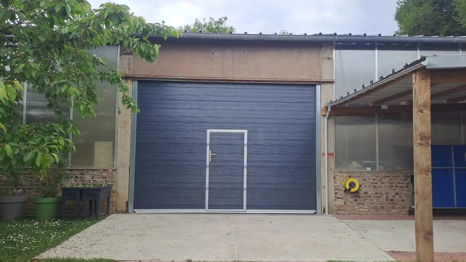 Réparation porte de garage sectionnelle Joigny par l'équipe METAL 2000