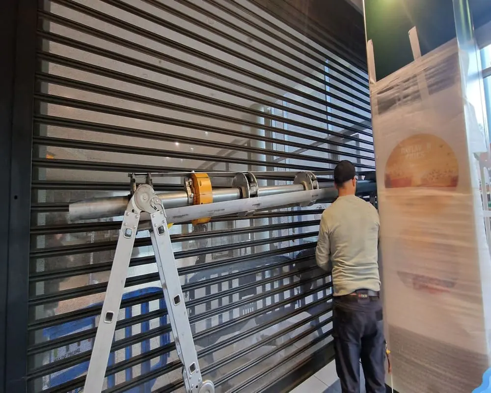 Changement axe motorisé rideau métallique Bègles