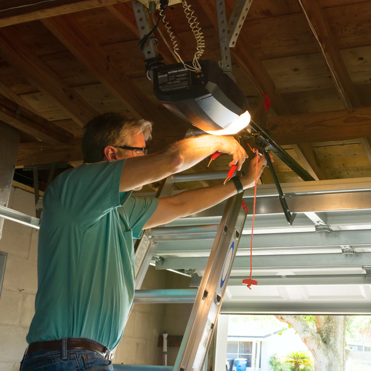 Motorisation porte de garage Audincourt par l'équipe METAL 2000