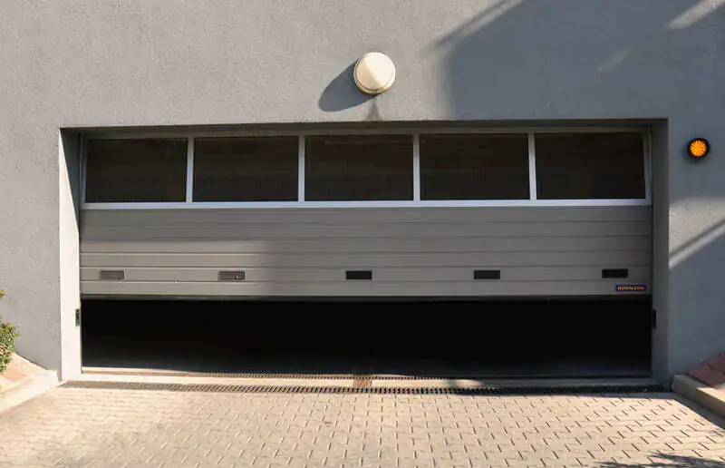 Porte de garage vitrée automatique pour garage collectif à Saint Apollinaire