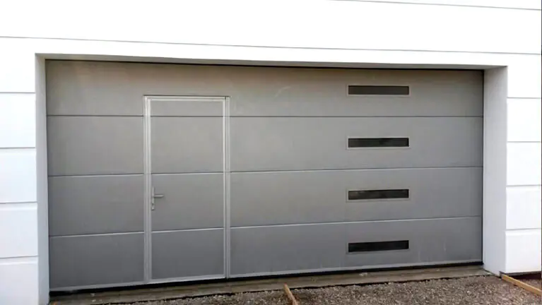 Porte de garage sectionnelle avec portillon Migennes