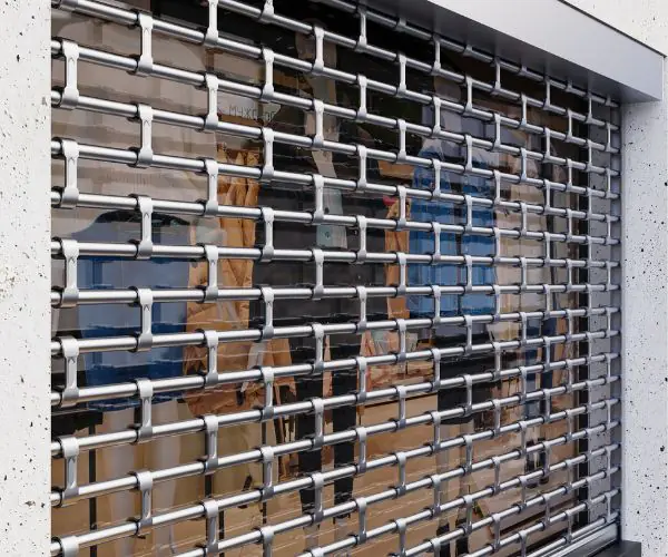 Grille métallique à tubes droits