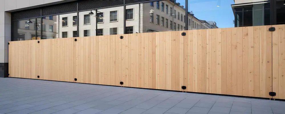 Installation palissade en bois vitrine magasin