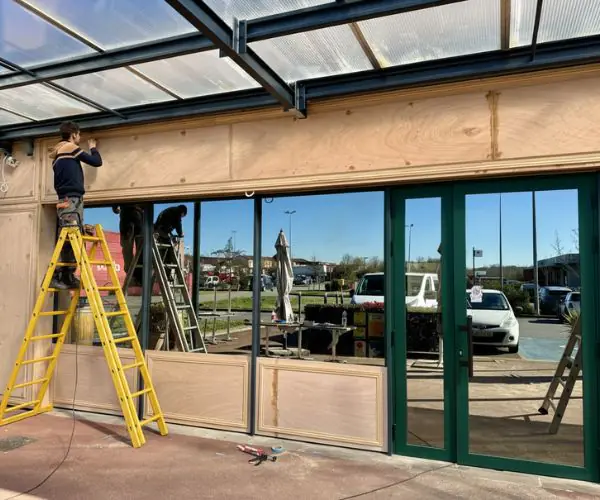 Installation palissade en bois vitrine magasin