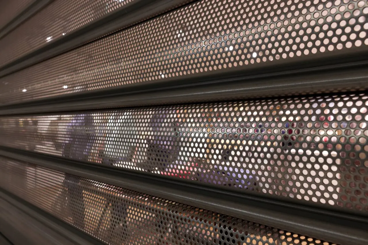 Rideau métallique à lames micro-perforées sur mesure signé METAL 2000
