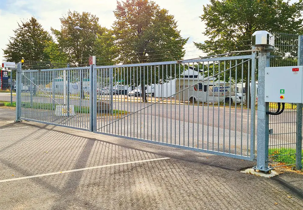 Quelle norme s’applique aux portails coulissants industriels ?