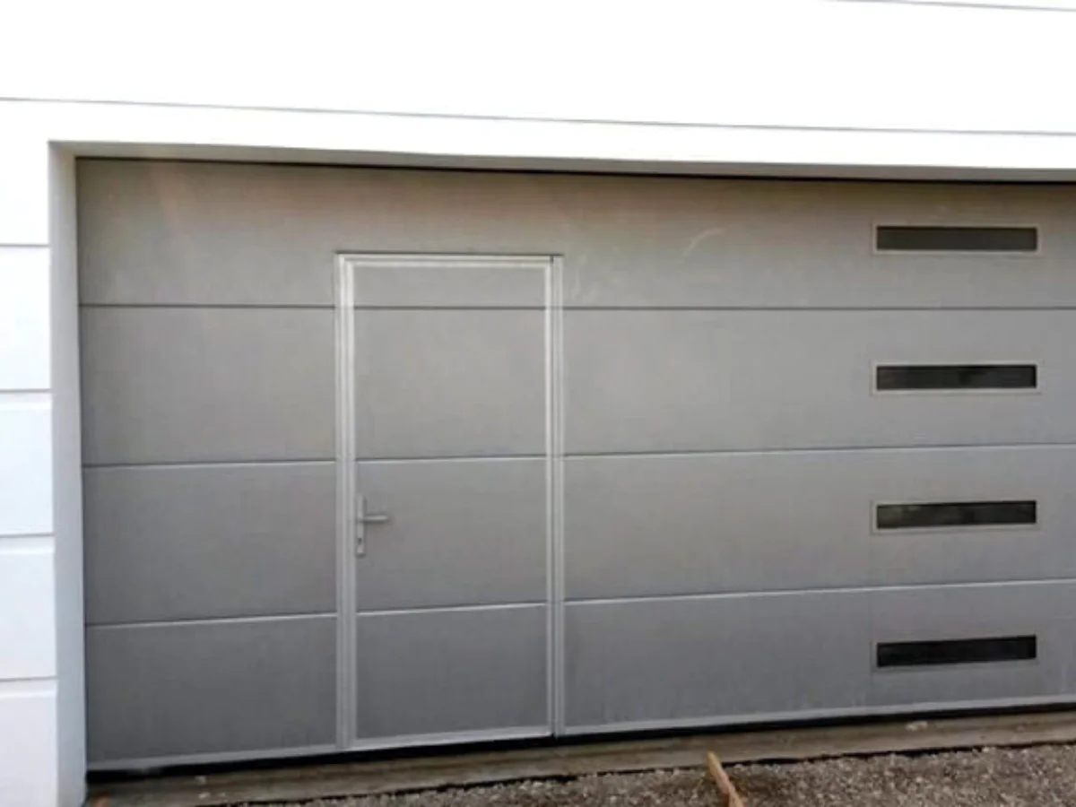 Porte de garage sectionnelle avec un portillon intégré