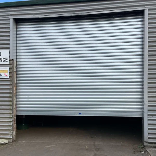 Rideau métallique sur mesure à lames pleines signé METAL 2000