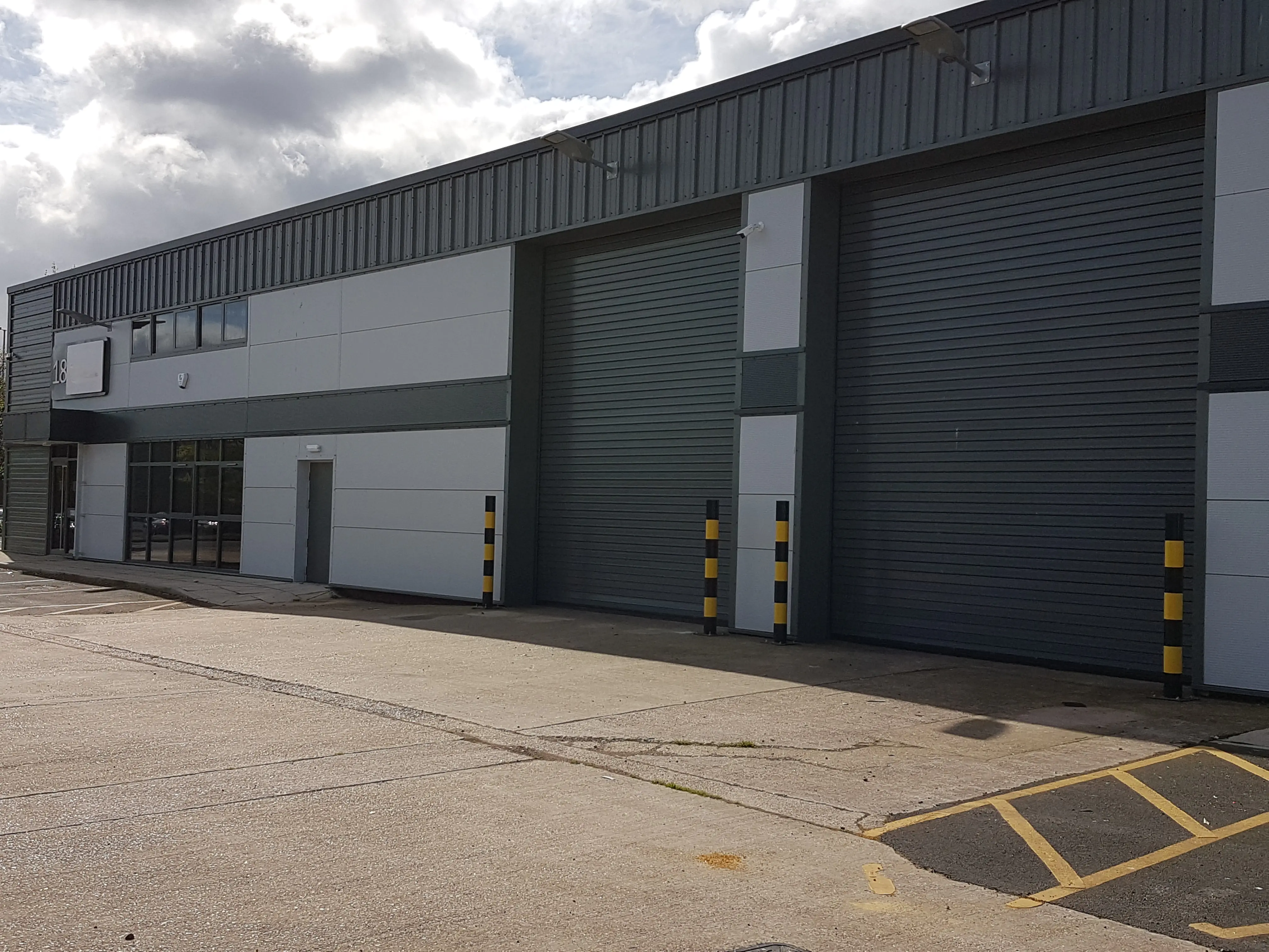 5 signes indiquant que vous devez remplacer votre porte industrielle