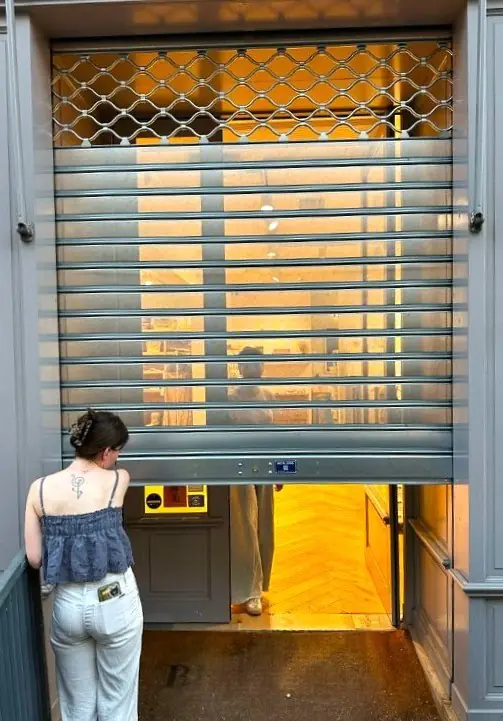 Rideau à lames micro-perforées Sécurité et visibilité pour les boutiques lyonnaises