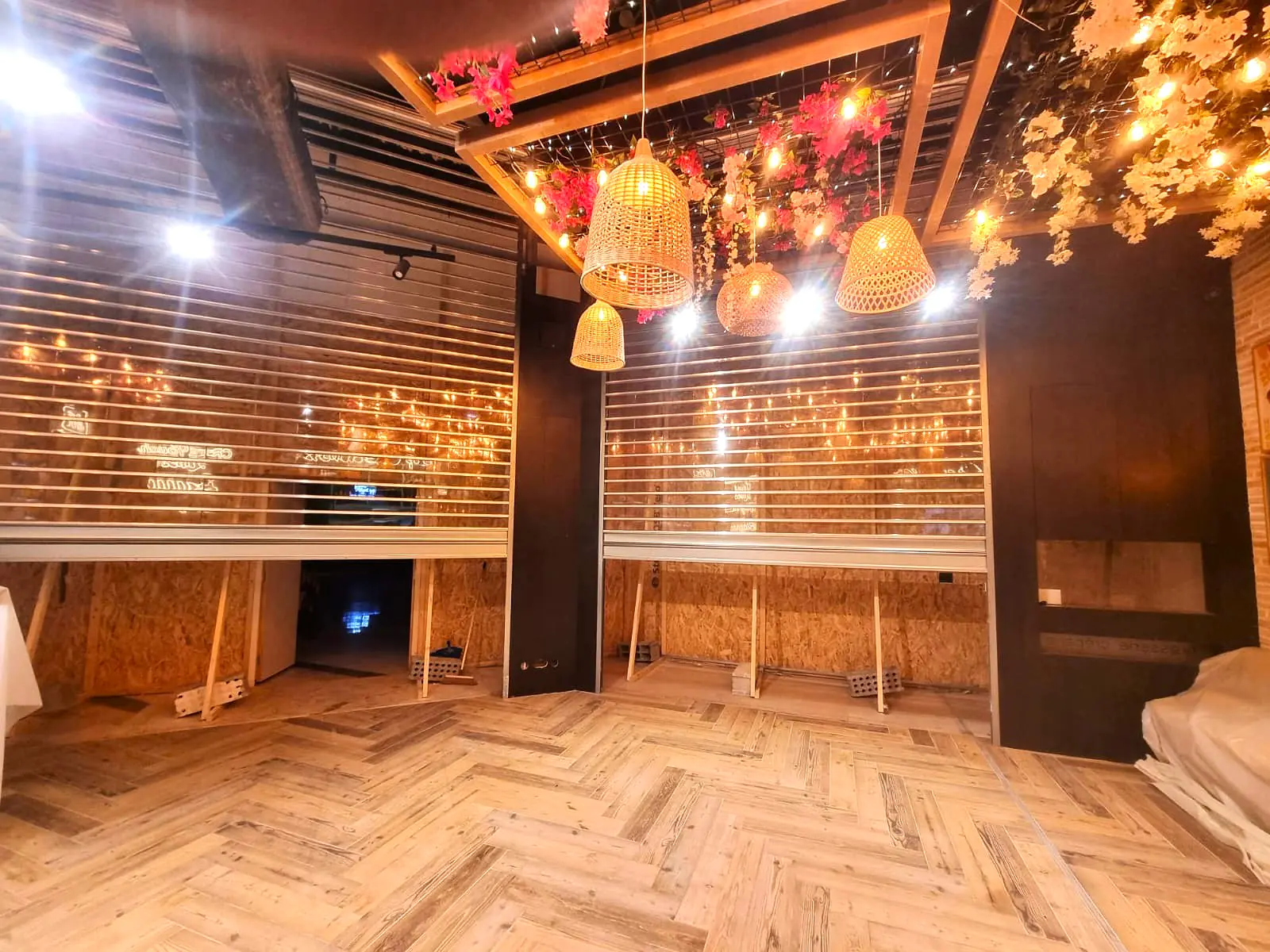 Sécuriser son commerce à Lyon  pourquoi installer un rideau métallique renforcé 