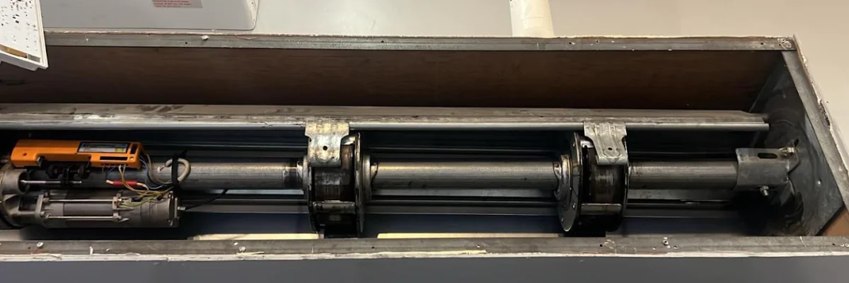 Axe motorisé pour rideau métallique