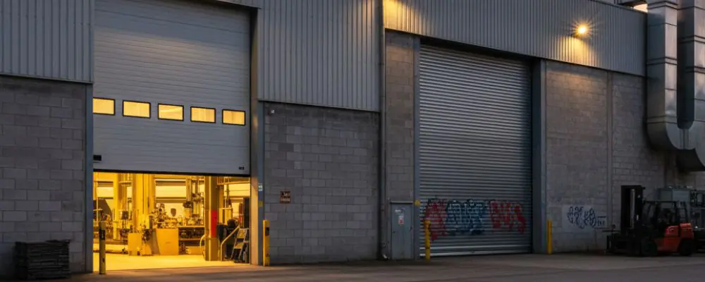 comparaison entre rideau métallique industriel et porte sectionnelle industrielle