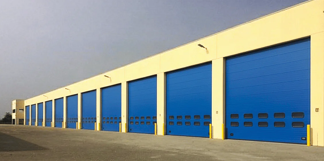 installer une porte sectionnelle à hublot sur votre site industriel