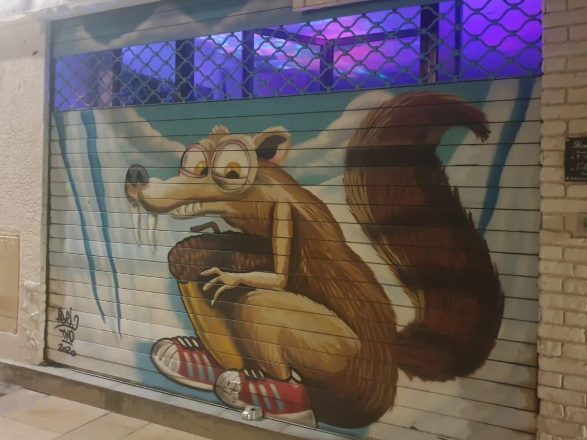 Peinture sur un rideau métallique