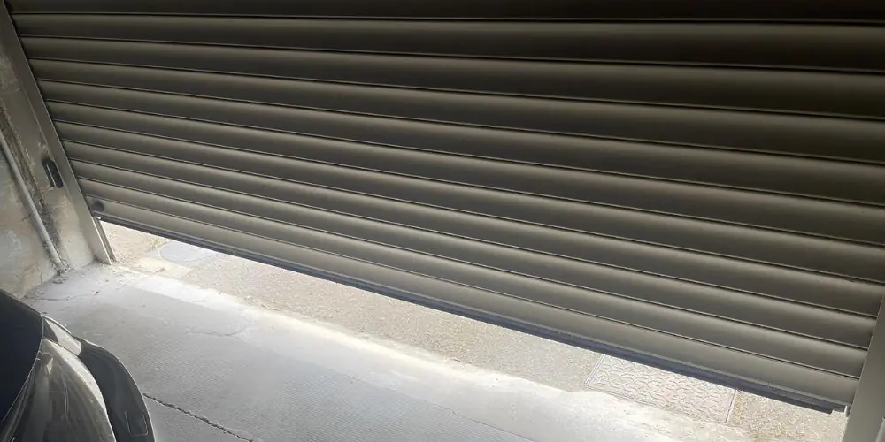 Comment sécuriser un rideau métallique