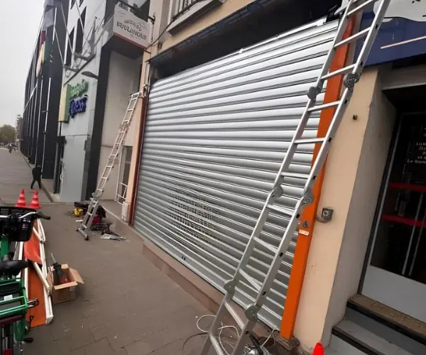 Sécurisation zone d'intervention rideau métallique