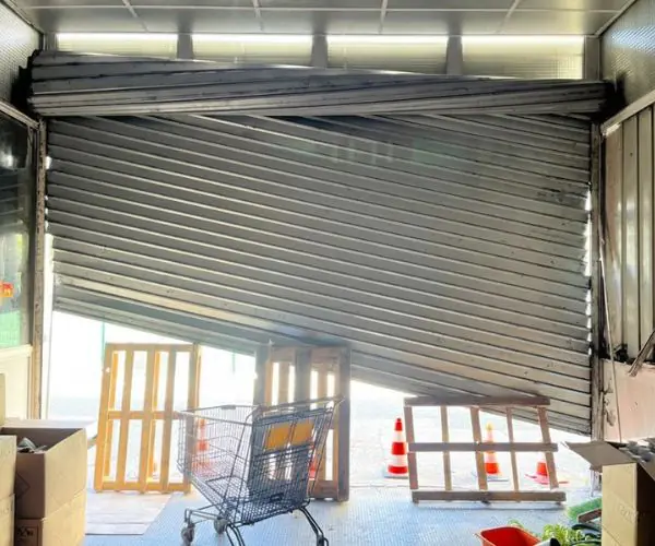 Tablier endommagé rideau métallique 