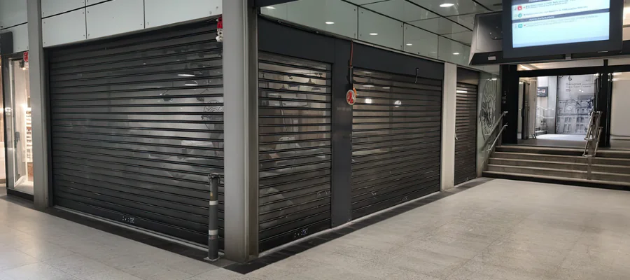 Rideau métallique à lames micro-perforées 