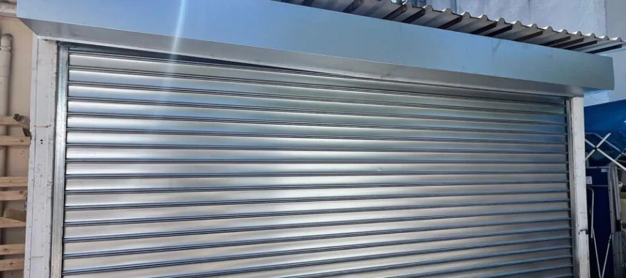 Rideau métallique pour commerce à lames pleines