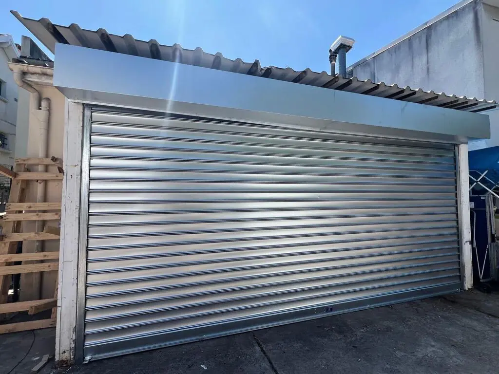 Rideau métallique motorisé à lames pleines