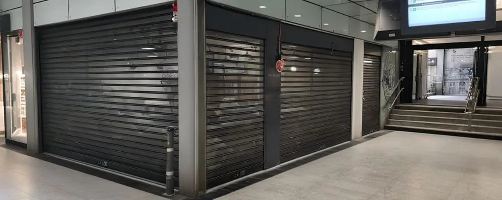 Rideau métallique à lames micro-perforées pour un centre commercial
