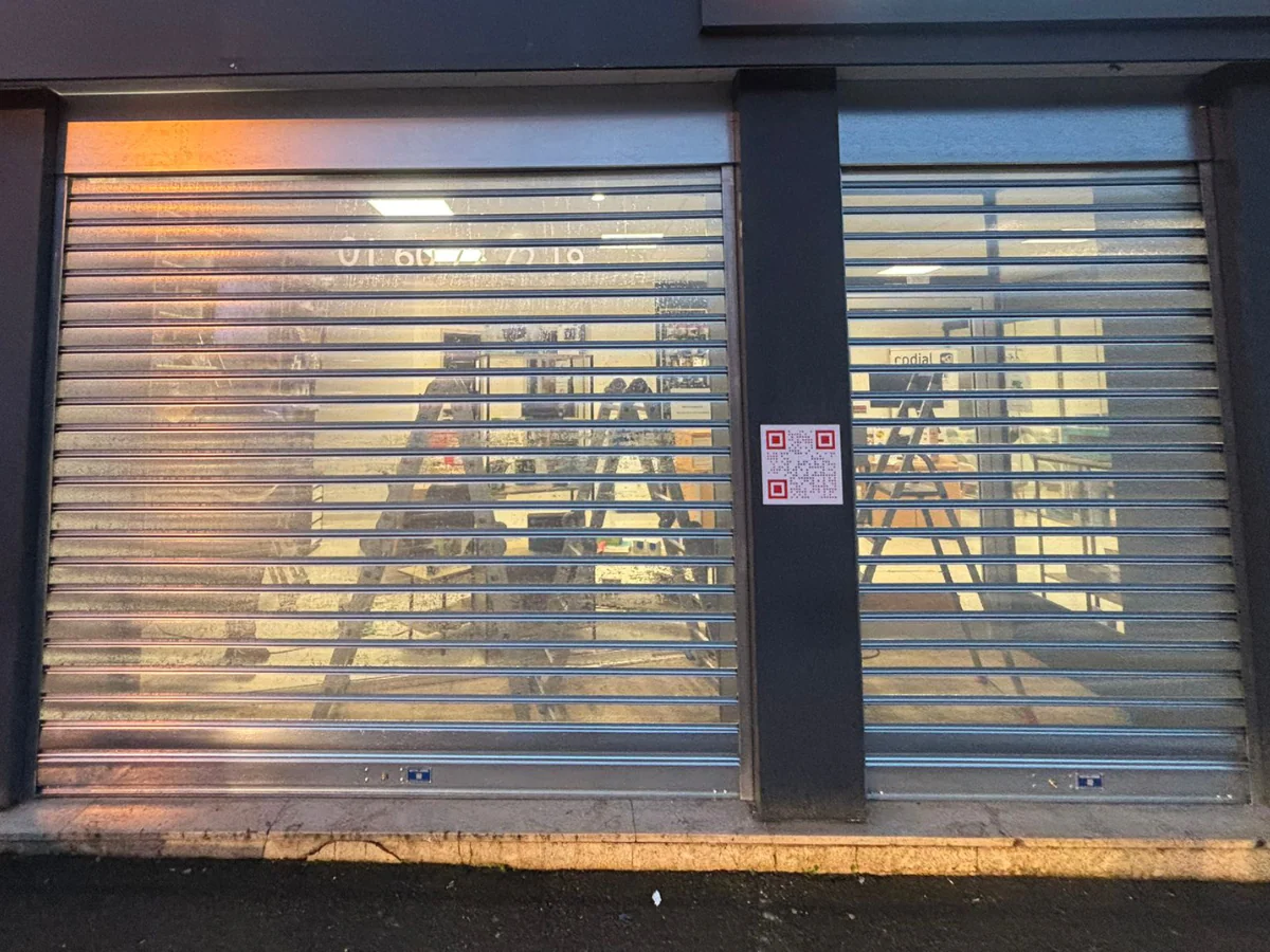 rideau métallique lames à micro-perforées pour commerce