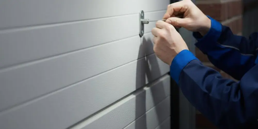 Comment ouvrir une porte de garage sans clé