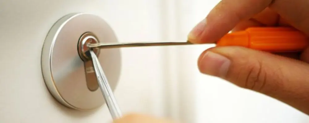 Comment ouvrir une porte de garage manuelle sans clé 