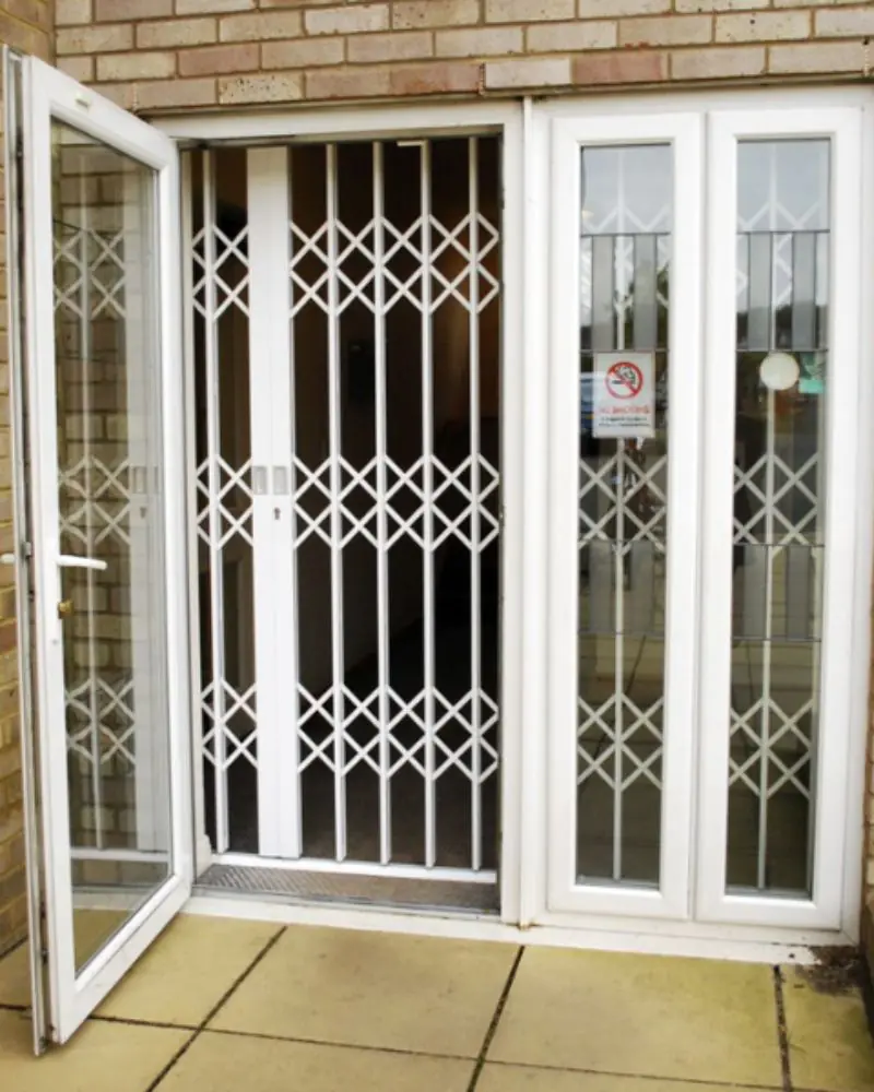 Grille métallique porte d'entrée