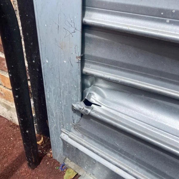 Réparation de lames cassées d'un rideau métallique 
