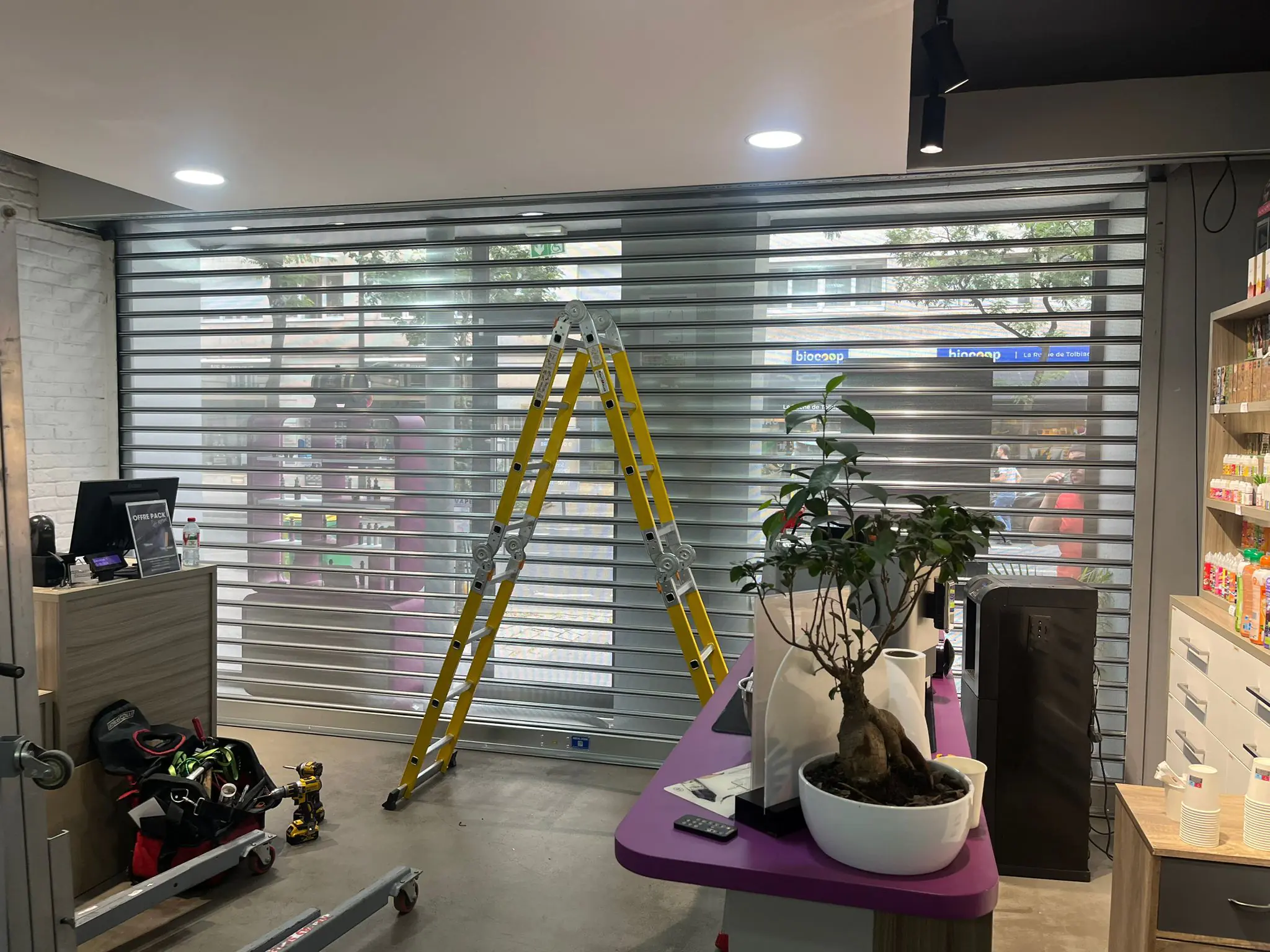 Rideau métallique à lames micro-perforées conçu par METAL 2000