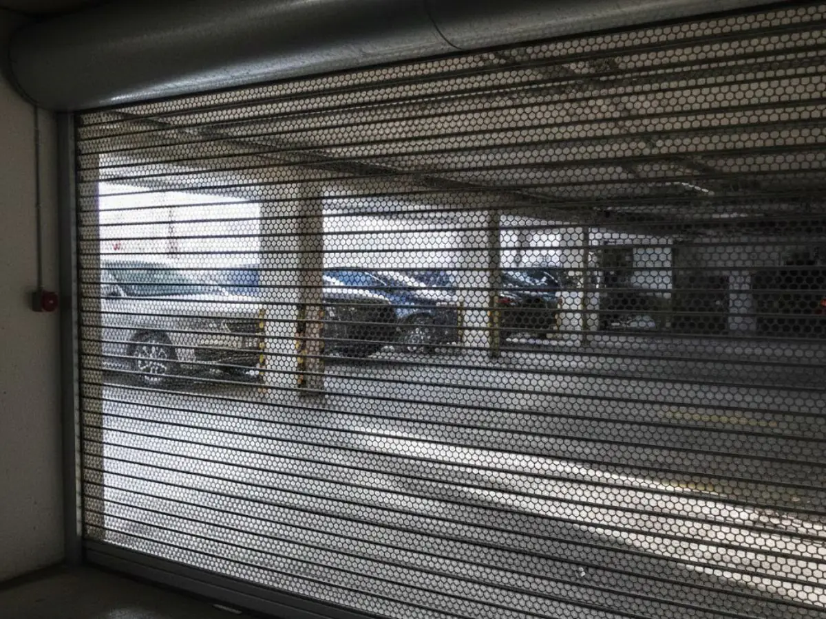 rideau métallique à lames micro-perforées pour garage sous sol