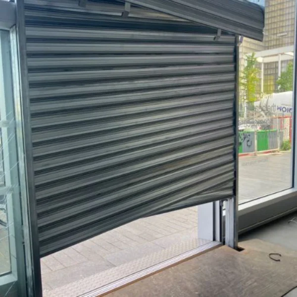 rideau métallique d'occasion défectueux non acceptable