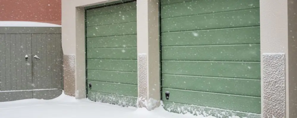 une porte de garage bloquée par le gel
