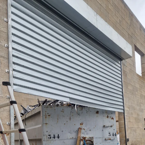 vérification de l'équilibrage du tablier rideau métallique 
