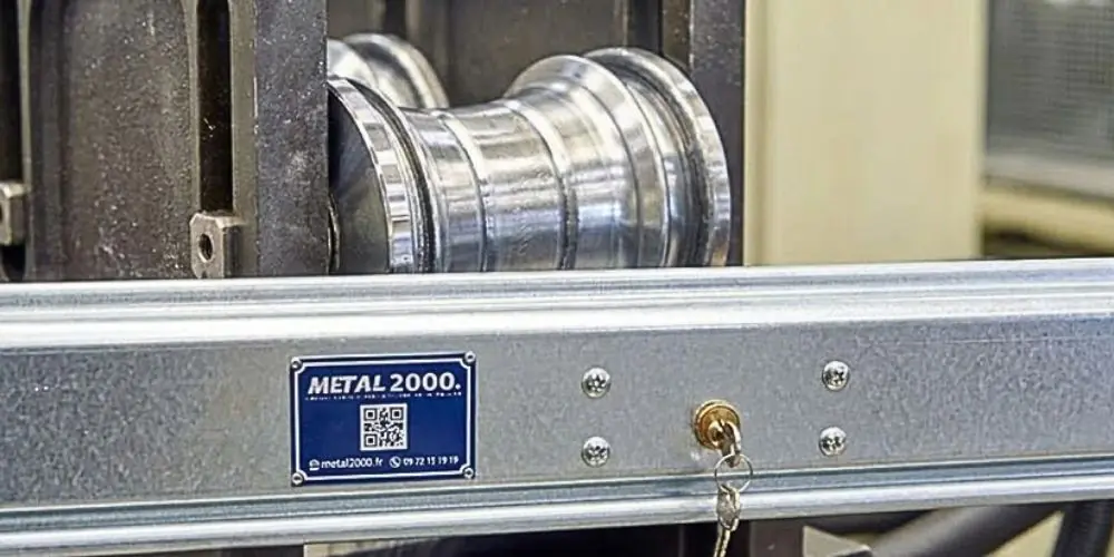 Profilage lames rideau métallique galvanisé isolé