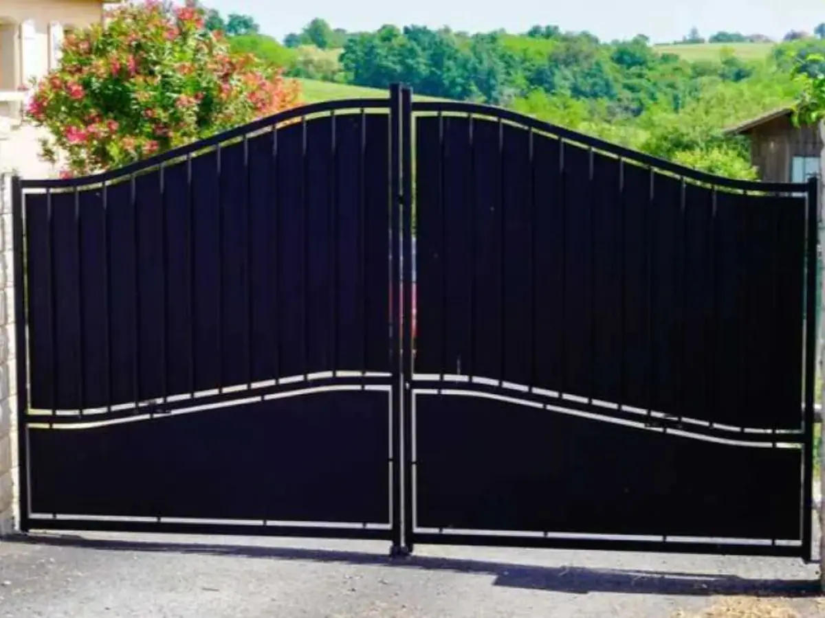 choisir un portail battant pour maison traditionnelle