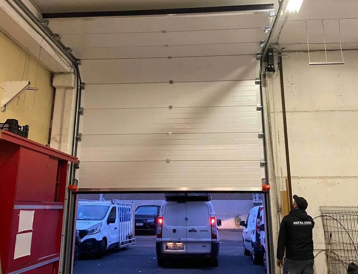 Réparation portes sectionnelles industrielles Carrières-sur-Seine