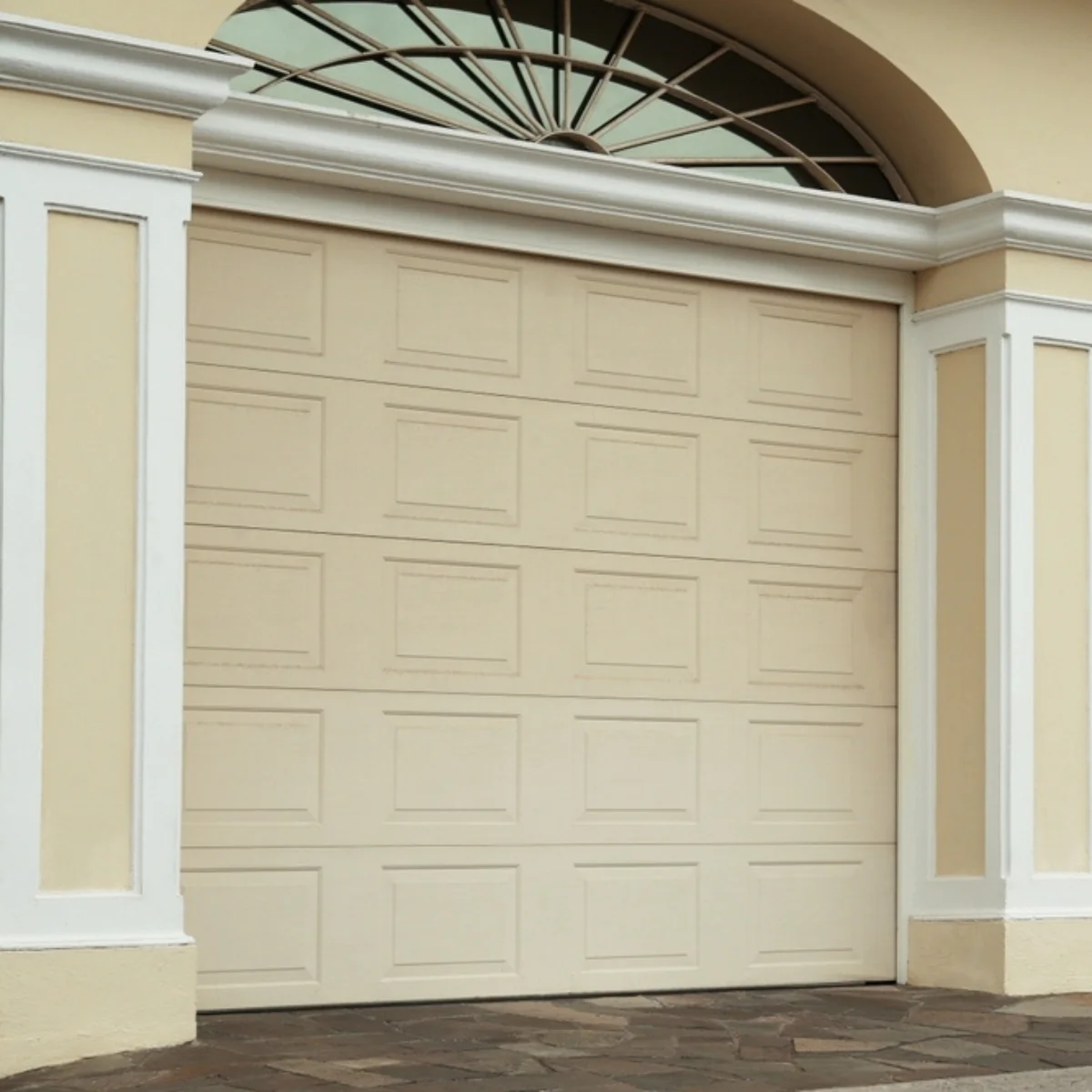 Réparation porte de garage résidentielle pour maison à Paris 3 75003