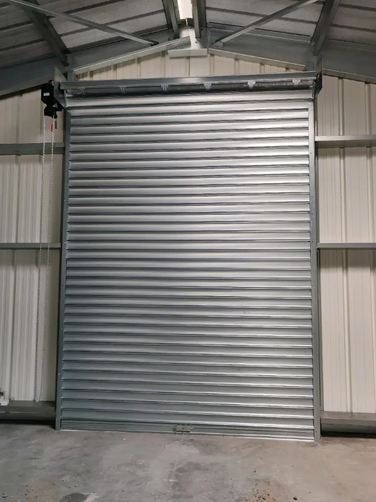 Rideau métallique industriel isolé pour entrepot