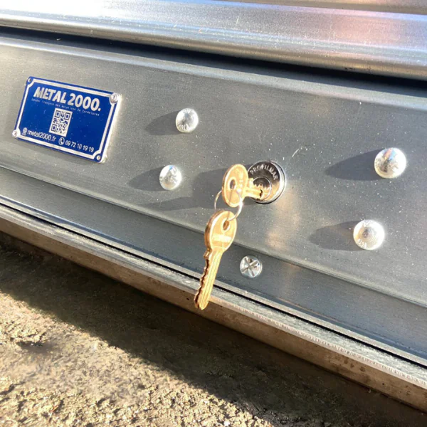 Serrure renforcée pour un rideau métallique isolé 