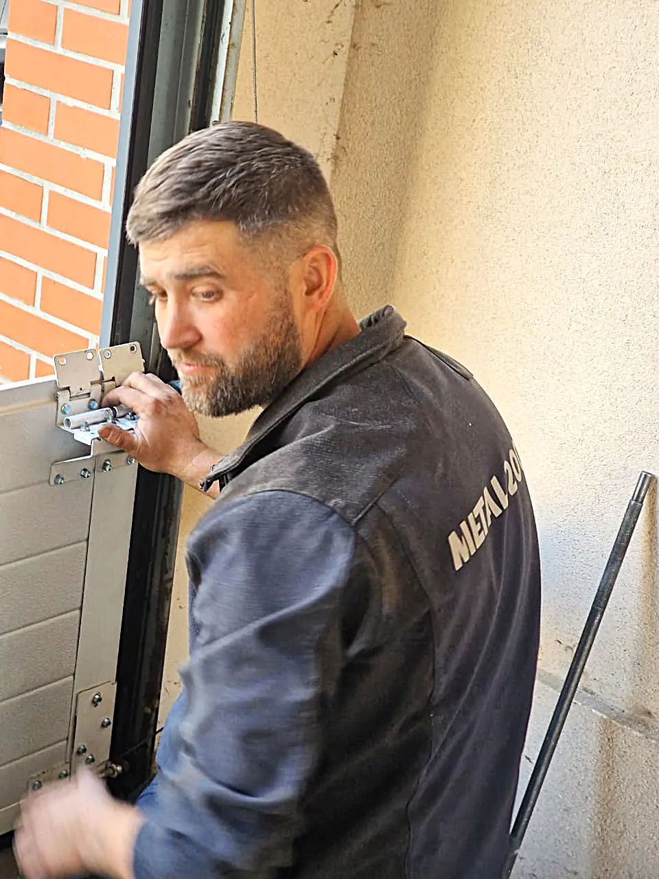 Pourquoi choisir METAL 2000 pour la réparation de porte industrielle à Saint-Germain-lès-Arpajon