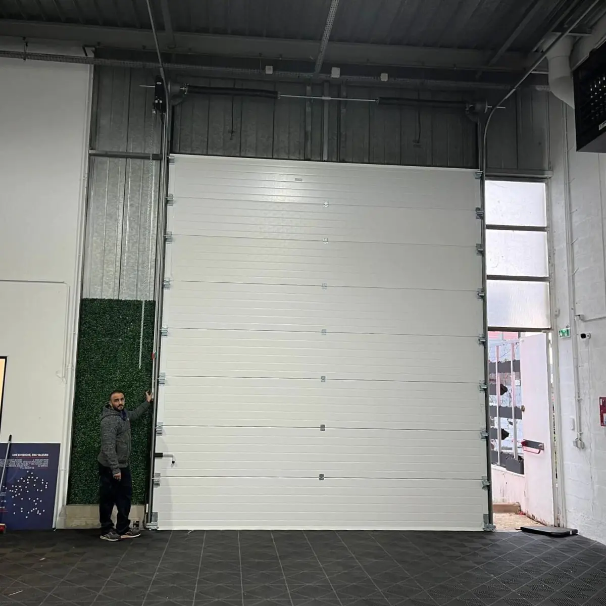 Réparation porte sectionnelle industrielle Aubergenville