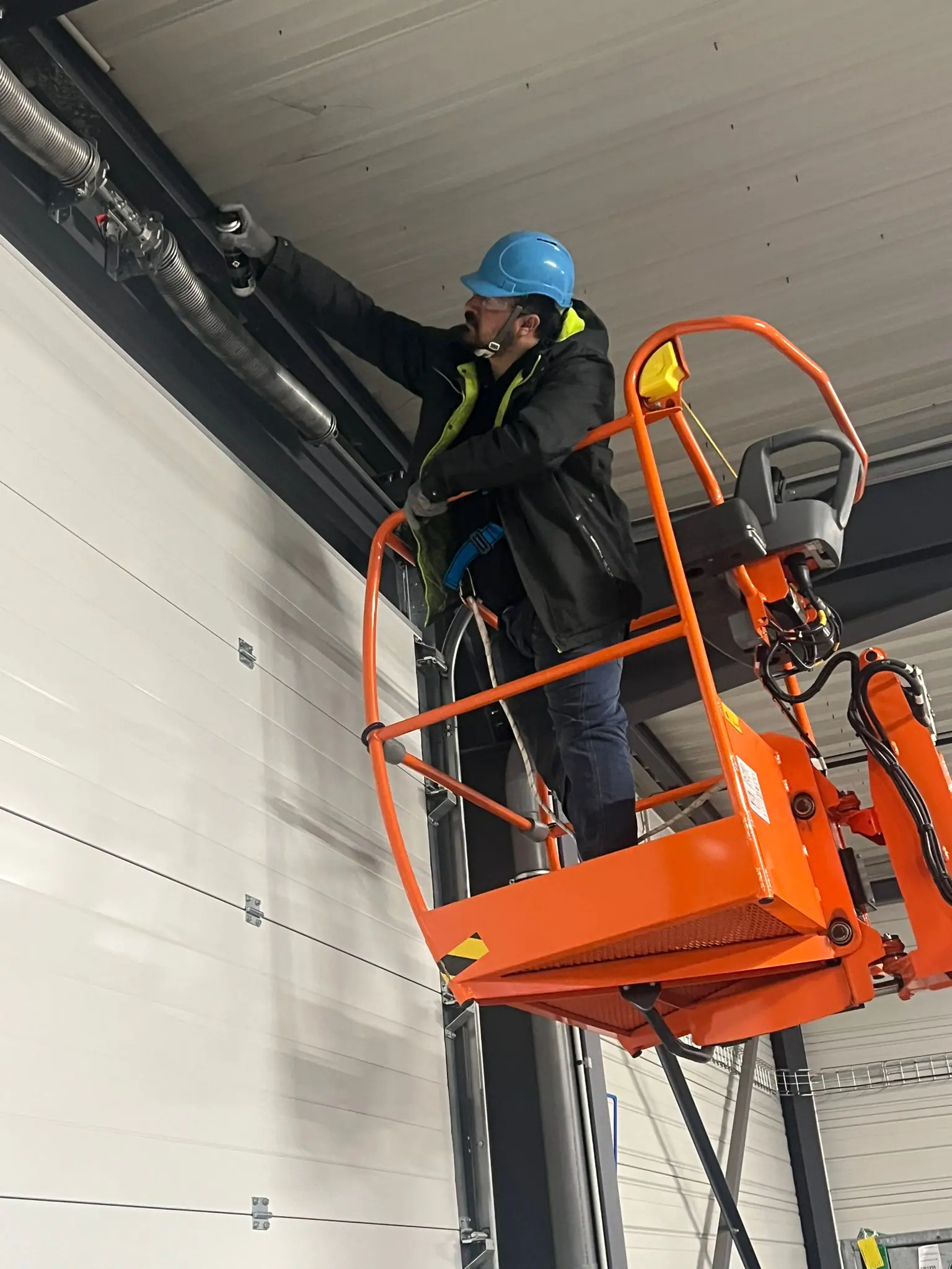 Urgence réparation porte industrielle La Verrière  24h24 et 7j7