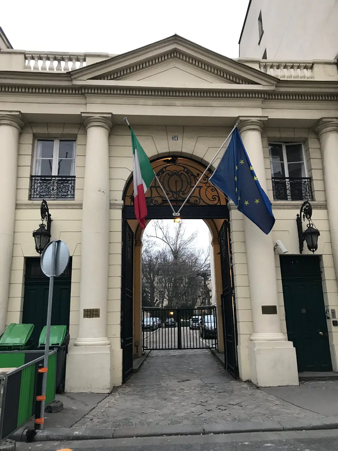 l'Ambassade d'Italie a sollicité METAL 2000 pour la fourniture et la pose de rideaux métalliques