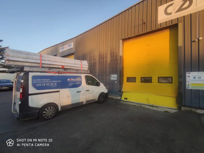 Dépannage urgent porte industrielle suite à choc à Saint-Pathus