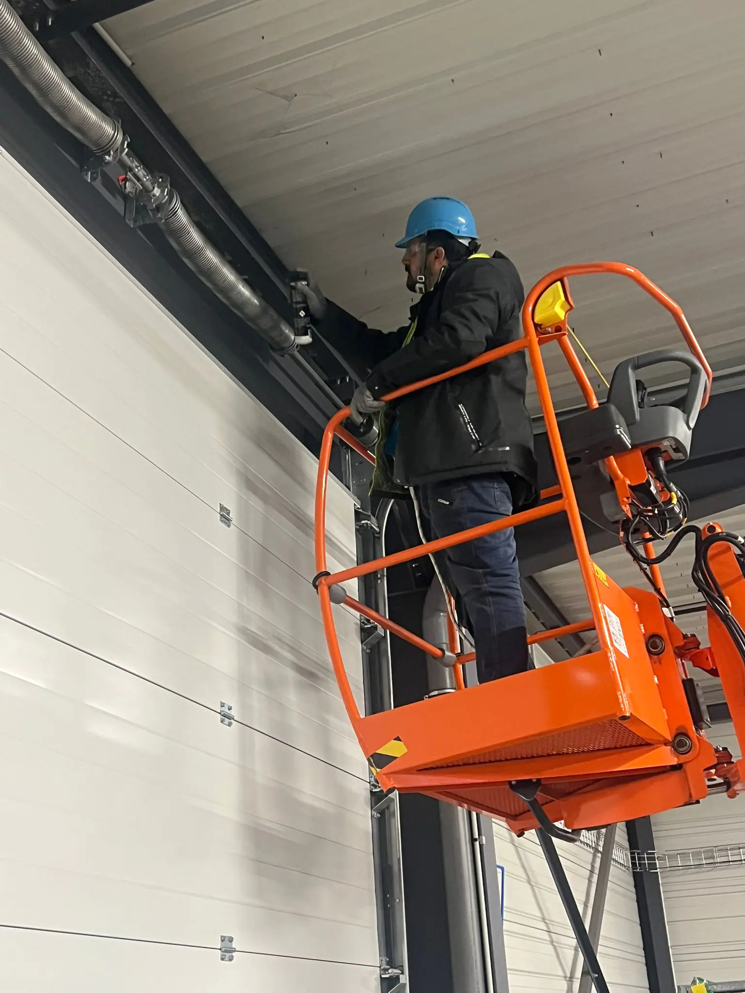 Pourquoi choisir METAL 2000 pour vos portes industrielles Commentry